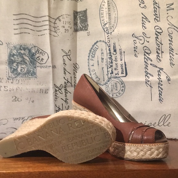 Never worn Banana Republic Dylan wedge - Picture 3 of 4